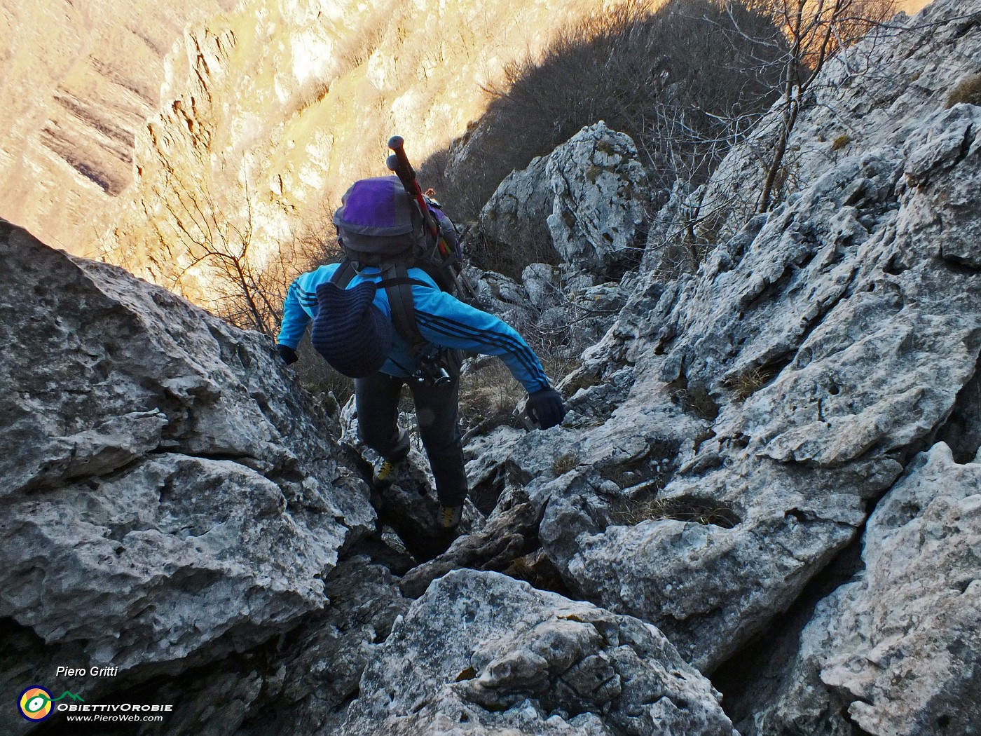 60 Passaggio impegnativo su un diedro di roccioni.JPG